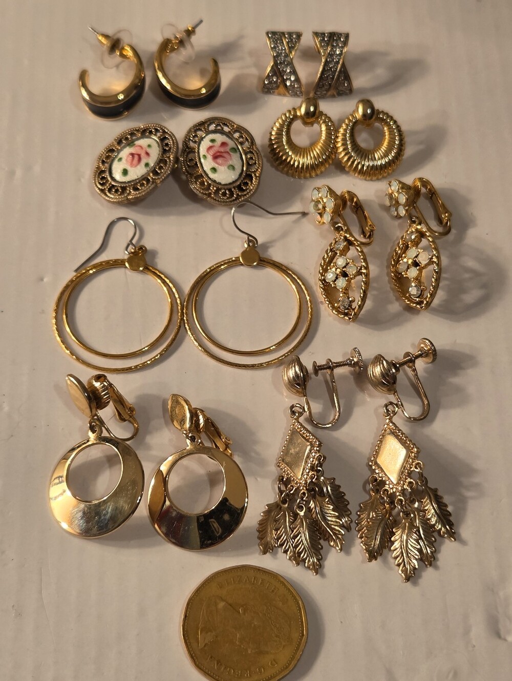 Vintage- Gold Tone Women's Earring Set - Lot .